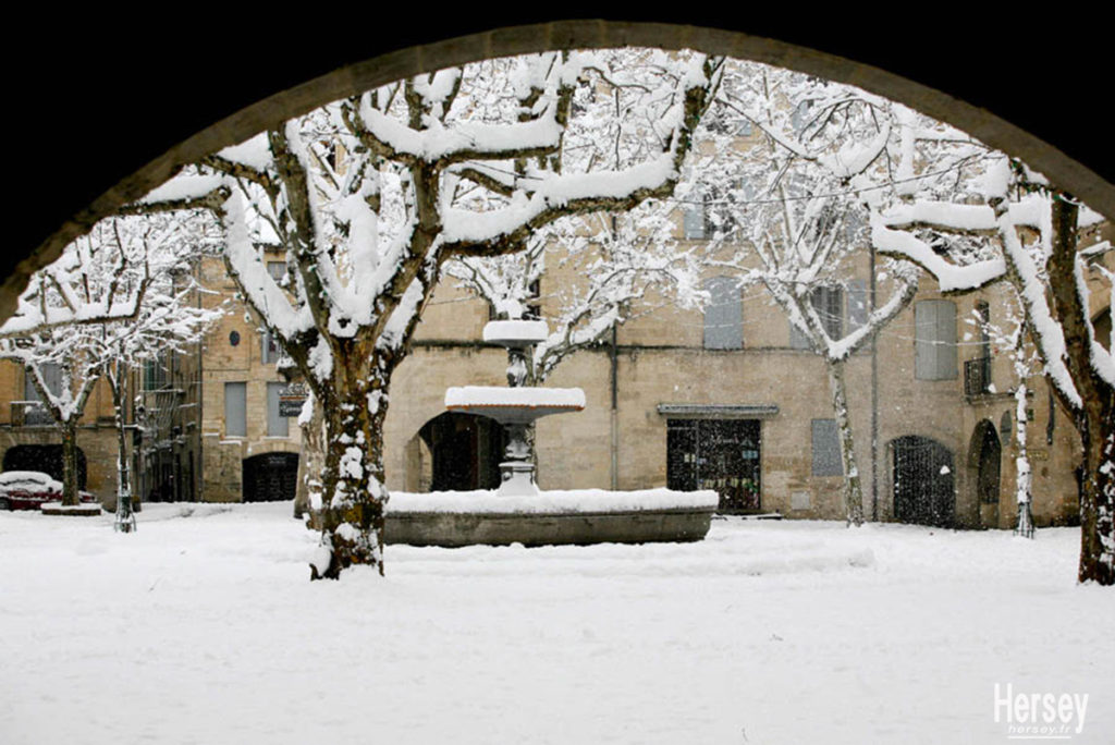 photo de la Place aux Herbes sous la neige à Uzès Gard Occitanie Sud de France © Hersey Photographe Uzès Gard