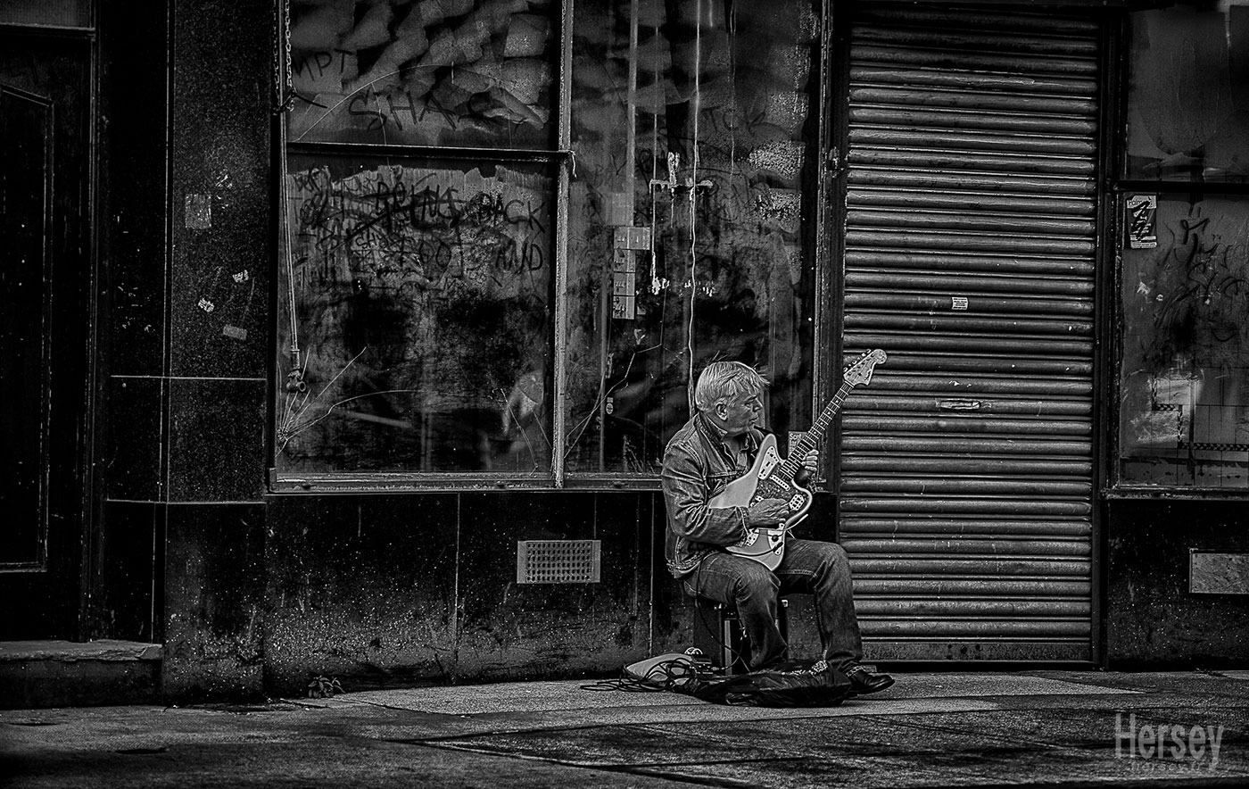 Photo de rue / Street Photography © Hersey Photographe Nîmes Gard busker in Glasgow Scotland UK Musicien de rue à Glasgow © Hersey Photographe