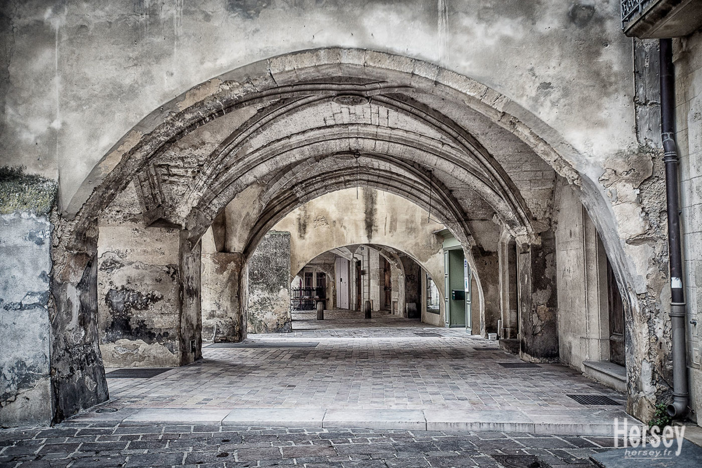 Photo des arceaux de la place Dampmartin à Uzès Gard Occitanie © Hersey Photographe Photos Uzès Gard