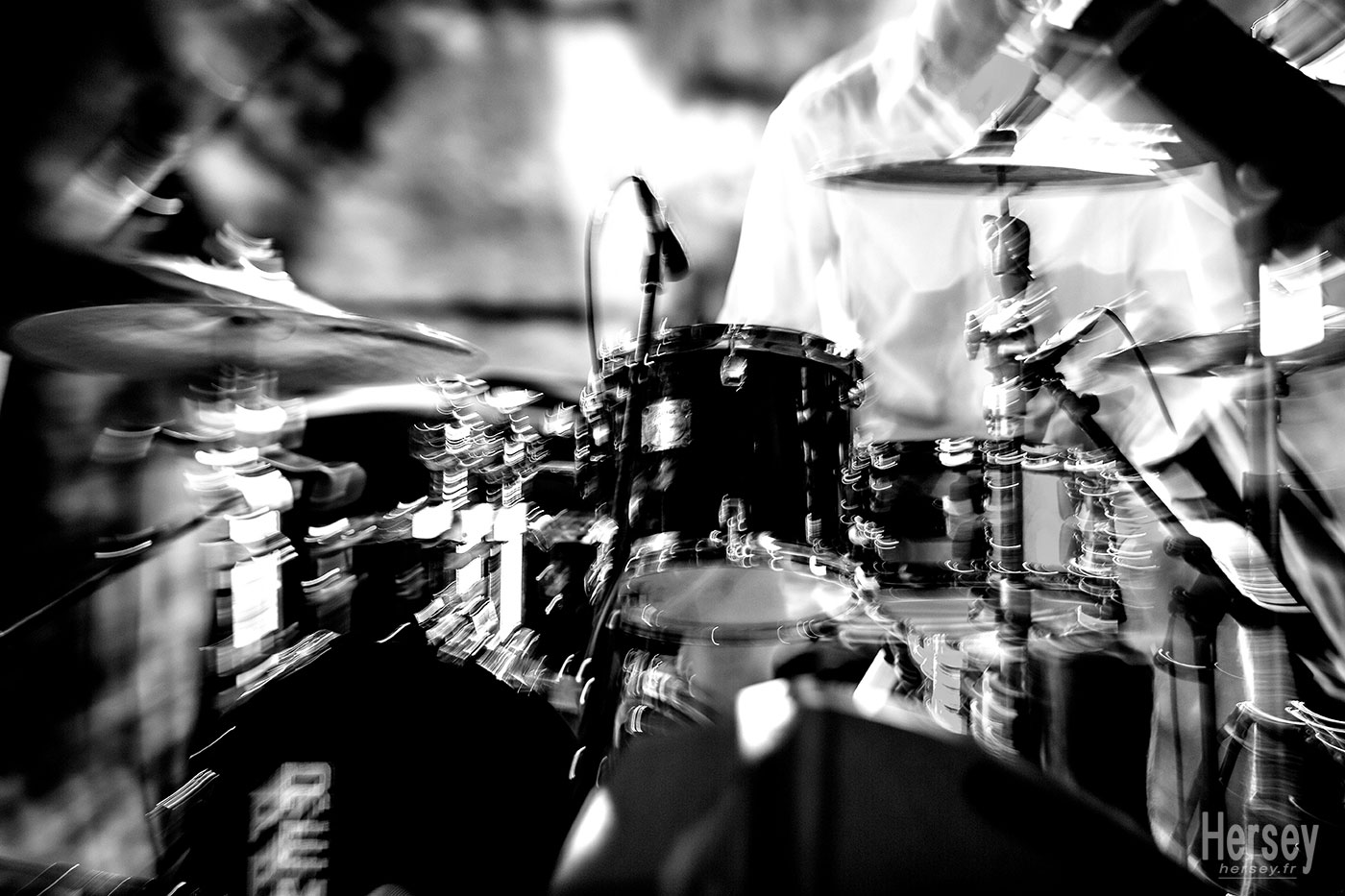 Drums © Hersey Photographe Uzès Nîmes Gard photo de batterie en concert drum kit Photos de concerts par Hersey Photographe Uzès Nîmes Gard