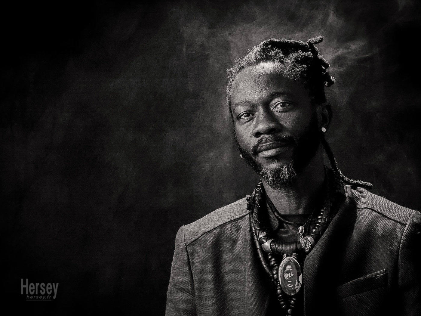 Portrait de Modou Sarr par Hersey Photographe de portrait Uzès Nîmes Gard Modou Sarr portrait en noir et blanc par Hersey Photographe Uzès Nîmes Gard