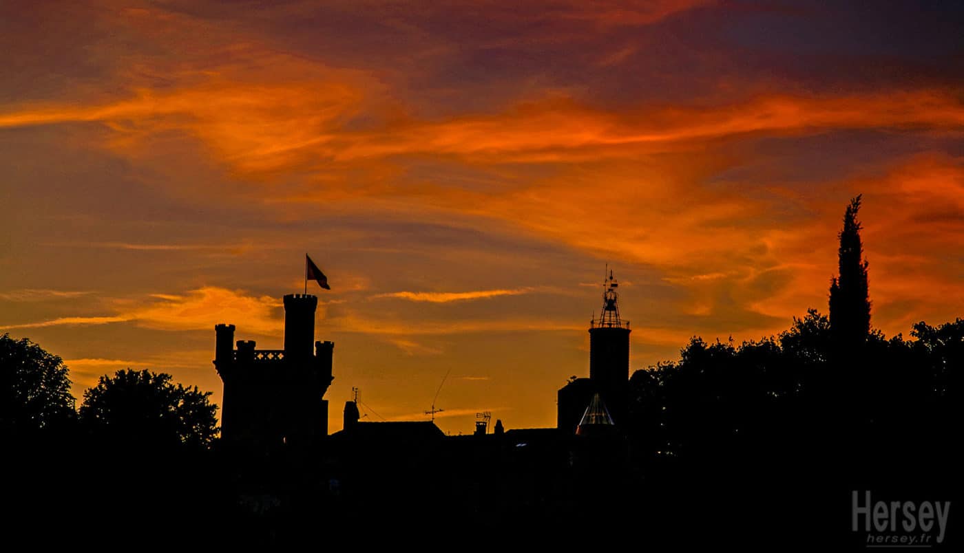 photo d'Uzès et ses tours au soleil couchant © Hersey Photographe Photos Uzès Gard