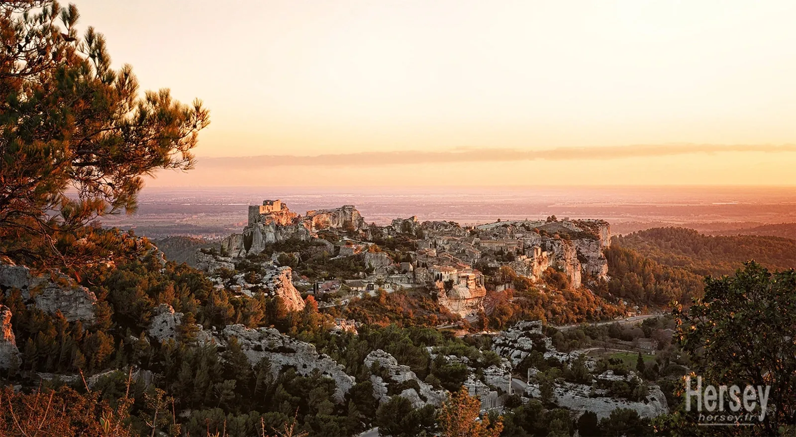 Le village des Baux de Provence et le château au soleil couchant © Hersey Photographe